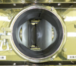A multistage chute with a tube opens in stages by means of an air cylinder.
